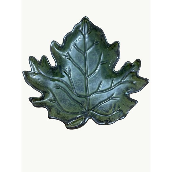 VINTAGE CERAMIC Dark GREEN MAPLE LEAF DISH Unmarked 8 inches across - Picture 1 of 3